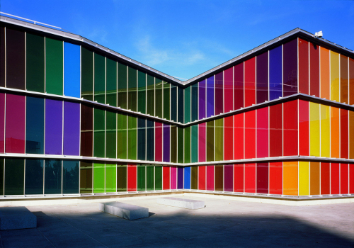 Фасад здания из разноцветных стеклянных облицовочных панелей